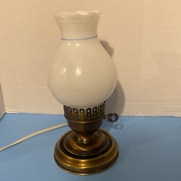 Vintage 11” Floral desk lamp - Picture 2 of 6